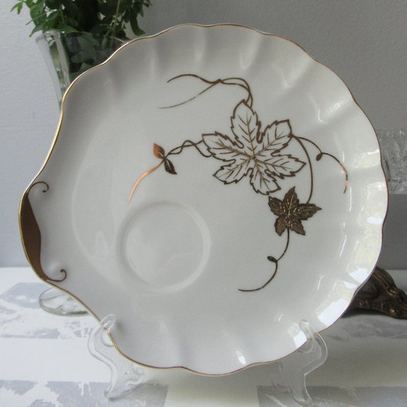 Fine Porcelain Saucer "Golden Grape Leaf", Japan - Picture 1 of 10